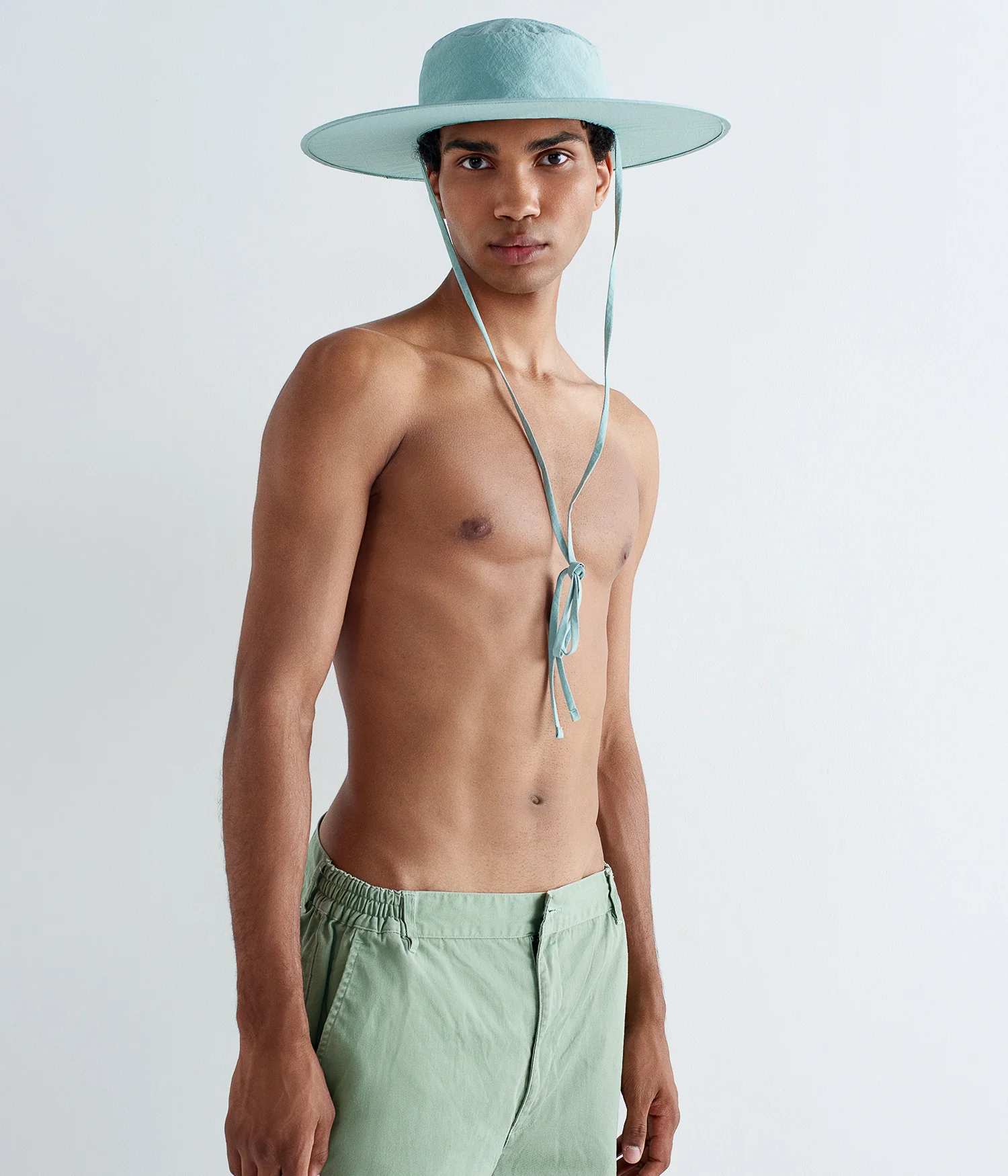 FOLDABLE OVERSIZED HAT IN MINT BLUE